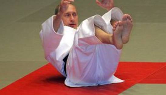 Путин повредил плечо из-за кувырка