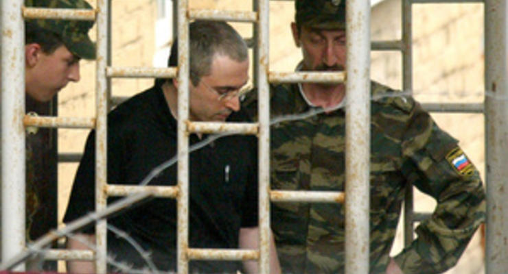 Ходорковский получил выговор за то, что угостил соседа пачкой сигарет