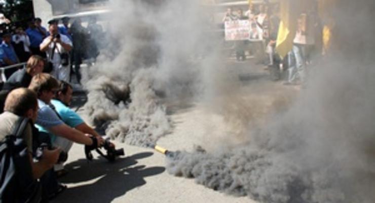 Участники акции протеста забросали Банковую дымовыми шашками