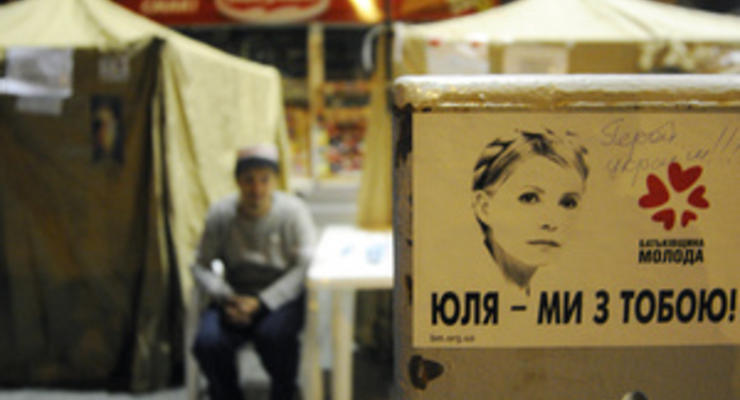 Партия Тимошенко заявила, что милиция пытается снести палатки на Крещатике