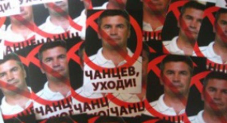 Фанаты луганской Зари расклеили фотографии тренера команды на мусорных урнах