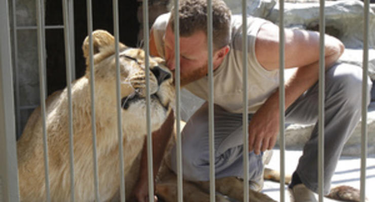 Украинец 36 суток жил в одной клетке со львицей и побил мировой рекорд