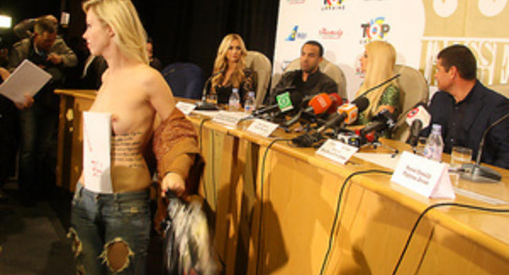 В Киеве активистка FEMEN попыталась сорвать пресс-конференцию с участием Пэрис Хилтон
