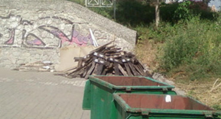 В Киеве вандалы выбросили на свалку таблички с названием сел, уничтоженных во время Голодомора