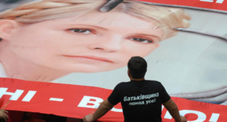 Депутаты из фракции БЮТ в Киевсовете вывесили плакат с изображением Тимошенко