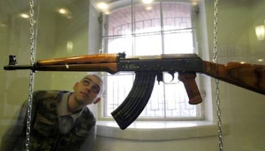 В Крыму у заснувшего на посту матроса похитили автомат Калашникова