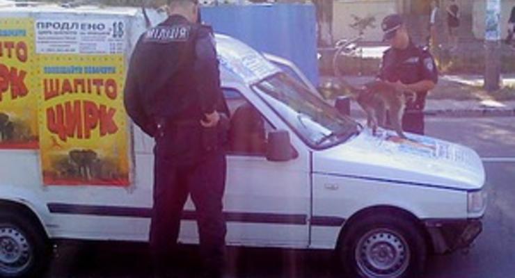 Киевская милиция спасла обезьяну, которую работники цирка привязали к автомобилю для рекламы