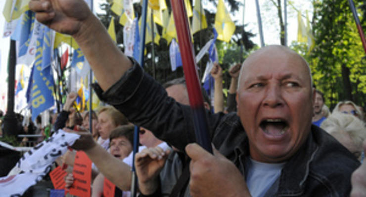 Під стінами Верховної Ради більш як тисяча людей протестують проти скасування пільг
