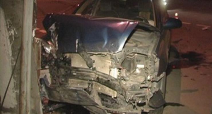 ДТП в Киеве: Lexus врезался в столб, Hyundai влетел в электроопору