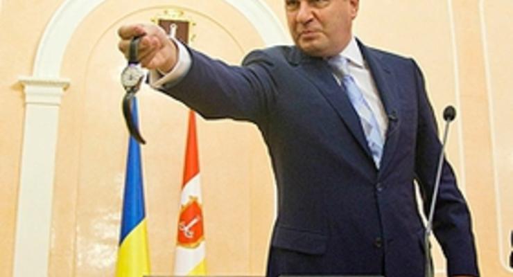 Мэр Одессы подарил журналистке свои часы
