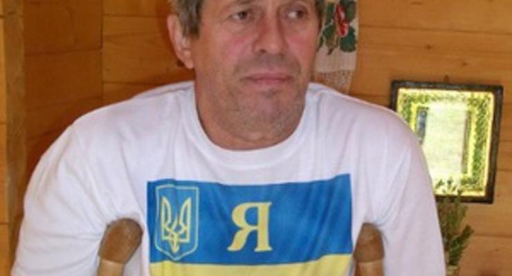 Неизвестный напал на голодающего у дома Ющенко в Хоружевке