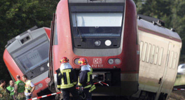 У Німеччині поїзд врізався в автомобіль, постраждало понад 20 осіб