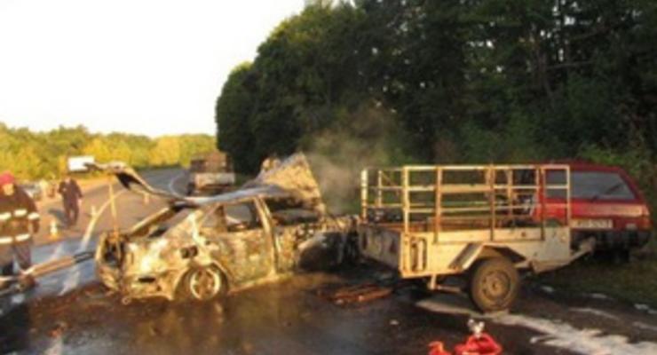 У Хмельницькій області в результаті ДТП загорівся автомобіль: двоє загиблих