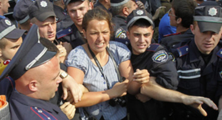 В центре Киева происходят столкновения между студентами и милицией
