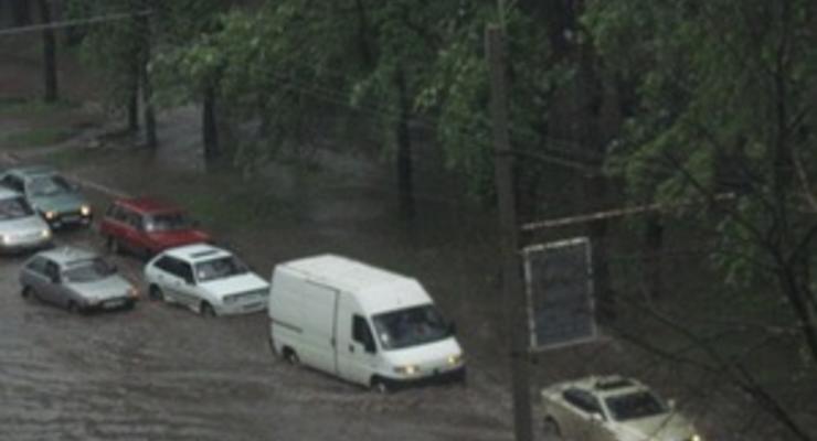 В центре Ивано-Франковска перекрыли движение для автомобилей из-за прорыва водопровода