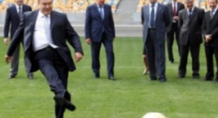 Янукович лично проинспектировал НСК Олимпийский и забил гол Суркису