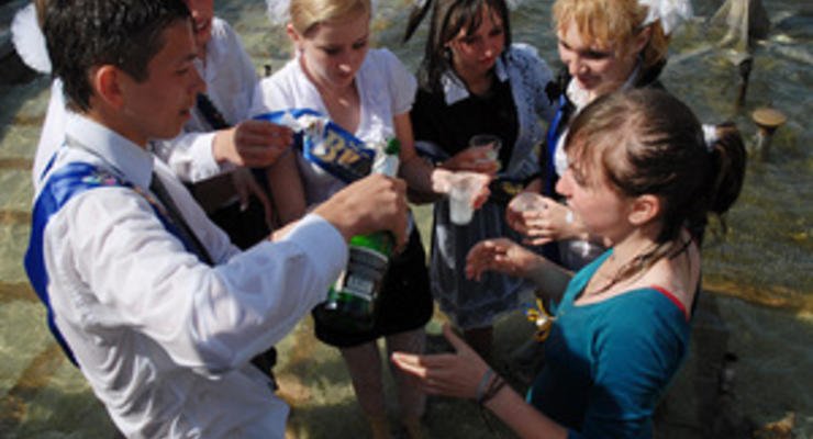 Дослідження: В Україні поменшало курців-підлітків, але побільшало тих, хто п'є