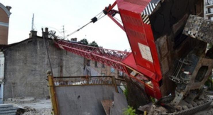 В центре Киева строительный кран упал на жилой дом