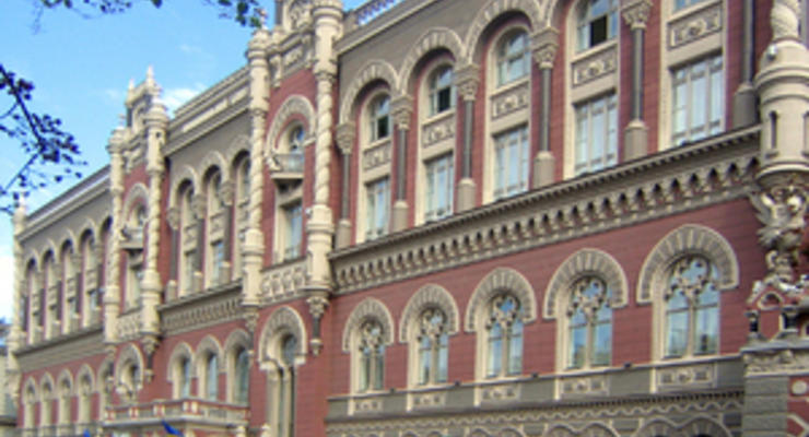 НБУ: Украинцы вчетверо сократили объемы покупки валюты из-за требования предъявлять паспорт