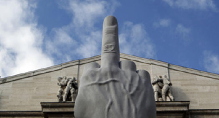 Скандальную скульптуру гигантской руки с вытянутым средним пальцем оставят в Милане до лета