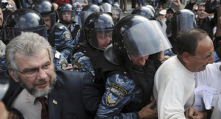 Сторонники Тимошенко заблокировали выезд из суда. МВД заверяет, что слезоточивый газ не применяли