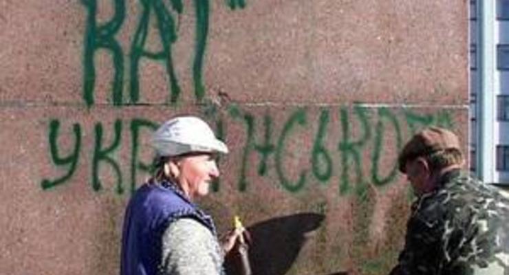 В Бердичеве на памятнике Ленину появилась надпись Кат українського народу