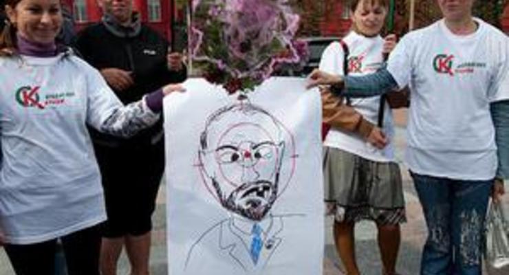 В Киеве соревновались, кто лучше попадет цветами в карикатуру Табачника
