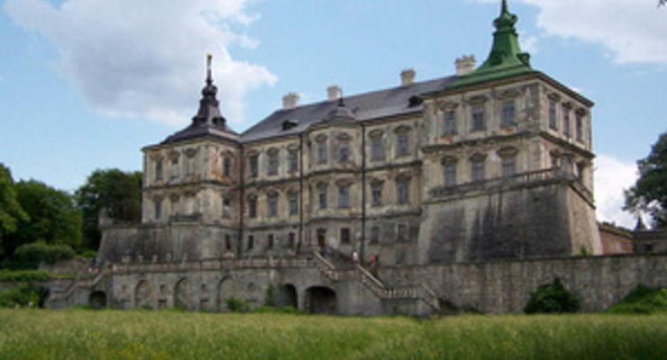Янукович поручил создать резиденцию в замке во Львовской области