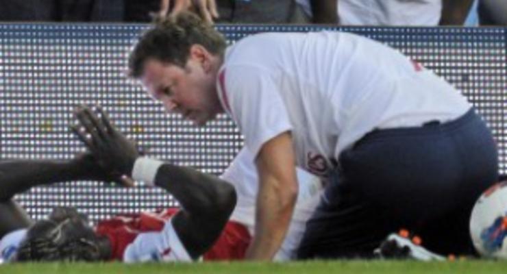 Защитник Арсенала сломал ногу, упав на рекламный щит