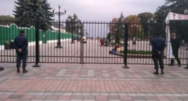 Литвин открестился от нового двухметрового ограждения у здания парламента