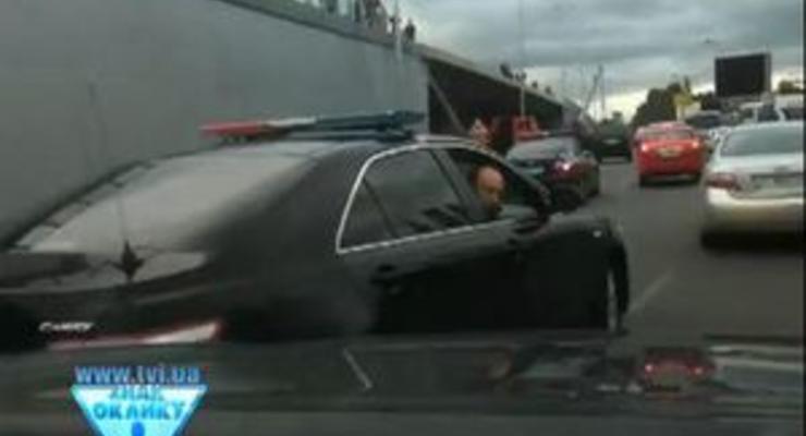 ЗМІ: Охорона Азарова пошкодила машини, які не поступилися дорогою його кортежу