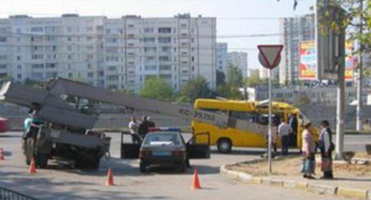 В Севастополе на маршрутку упал кран