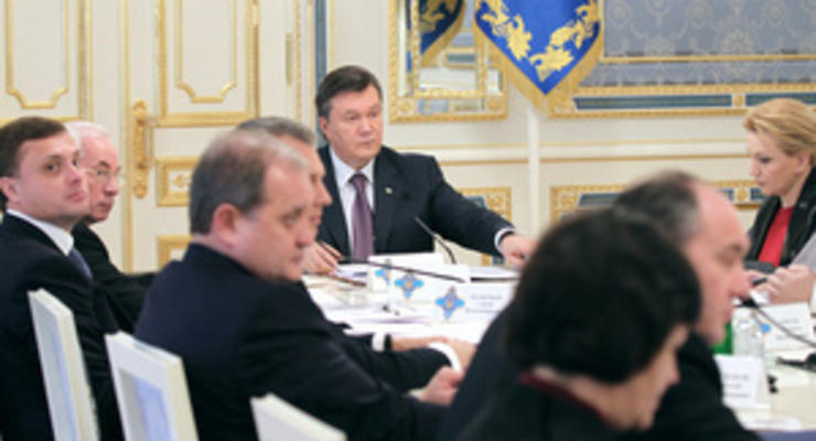 і: Політологи заявили, що Азарова можуть змінити на проєвропейського політика