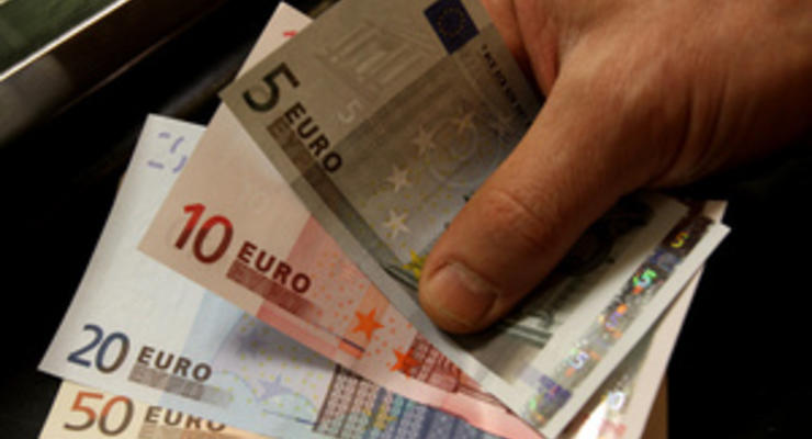Евро закрывает неделю на межбанке ростом