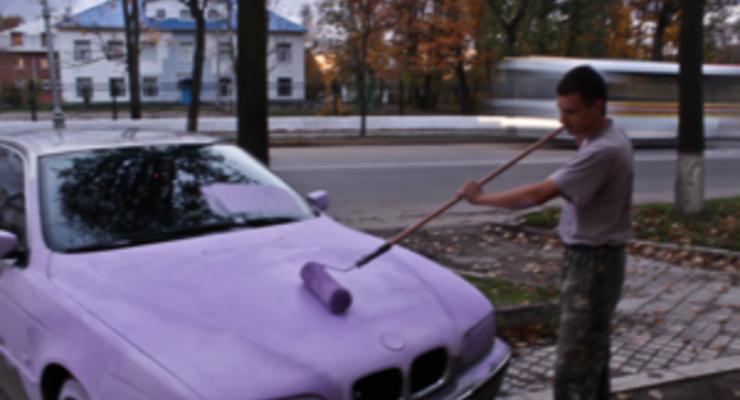 В России маляры перекрасили в розовый цвет припаркованную на тротуаре BMW