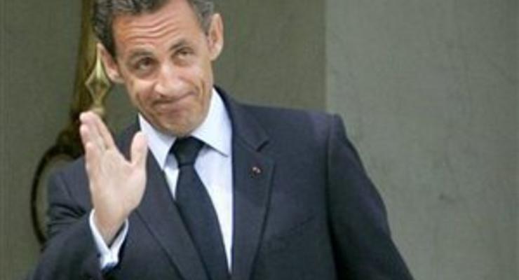 Николя Саркози угостил всех посетителей кафе напитками и не заплатил по счету