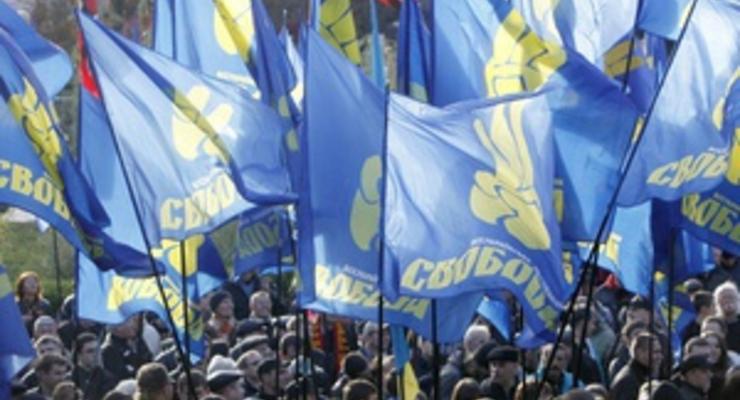 В центре Киева около трех тысяч националистов митингуют по случаю годовщины УПА