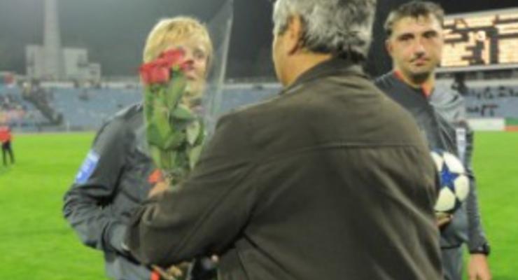 Тренер Шахтера подарил цветы некогда оскорбленной им женщине-арбитру