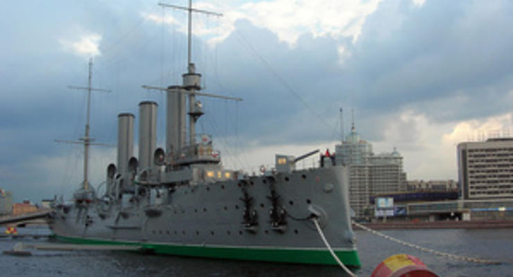 В Петербурге над крейсером Аврора подняли пиратский флаг