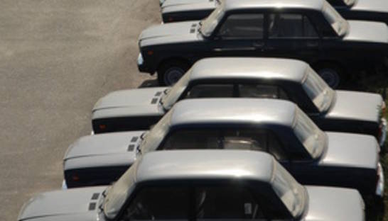 В Киеве неизвестный облил едкой жидкостью 15 машин