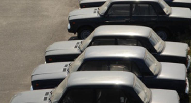 В Киеве неизвестный облил едкой жидкостью 15 машин