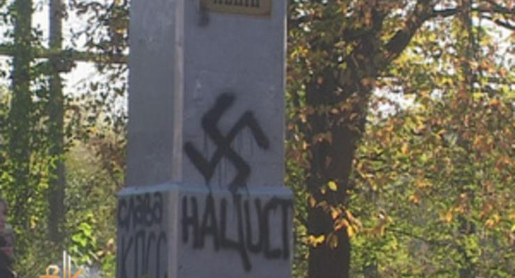 В Бердичеве на памятнике Ленину написали Слава Гитлеру и нецензурное слово