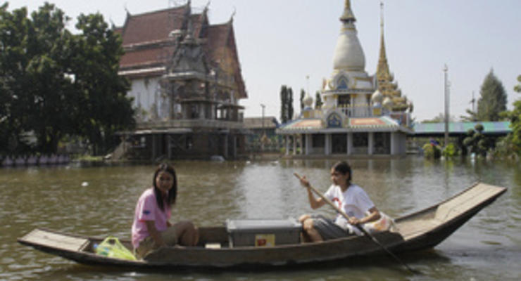 Наводнение в Таиланде: Окраину Бангкока затопило, вода движется к центру города