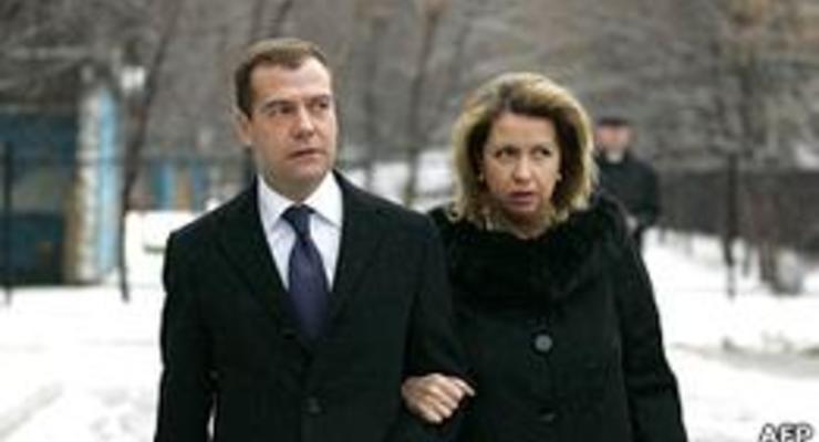 Президент Медведев за год заработал больше трех млн рублей