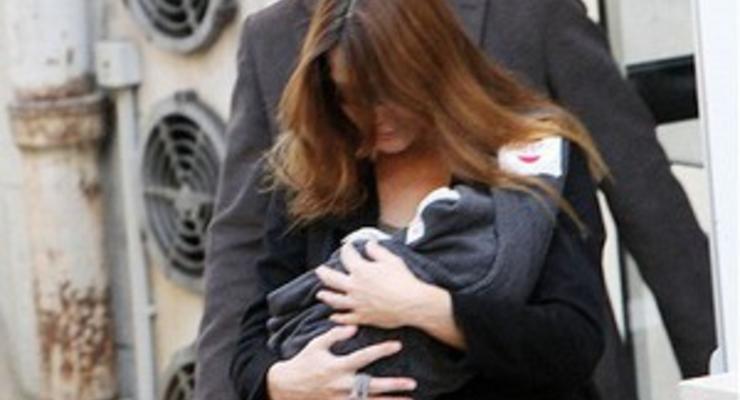 Опубликовано первое фото дочери Саркози и Карлы Бруни