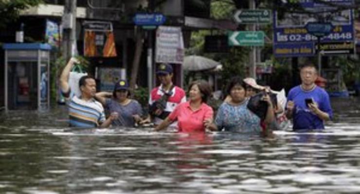 Бангкок полностью уходит под воду: наводнение прорвало дамбу