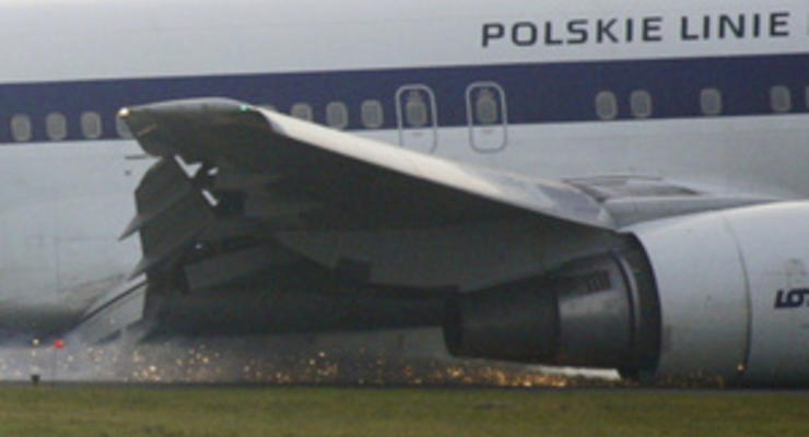 Фотогалерея: Без шасси. В Варшаве совершил аварийную посадку Boeing 767