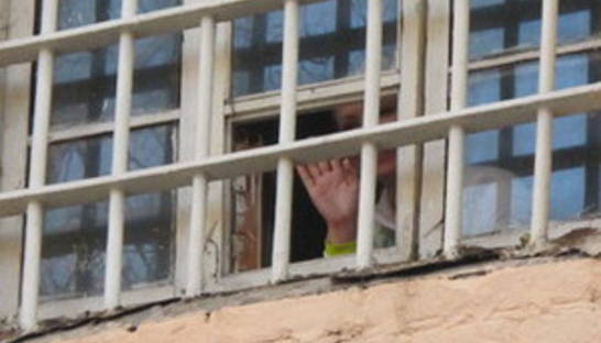 Фотогалерея: Улыбается и машет. Тимошенко выглянула из окна СИЗО