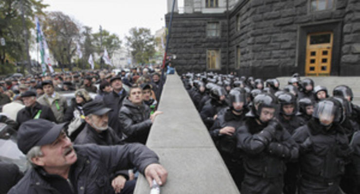 "Азарову - тюрьма!": под Кабмином протестуют около 300 чернобыльцев