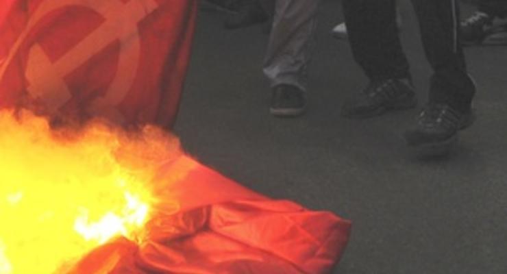 Активисты Свободы сожгли флаг КПУ в центре Киева: есть задержанные с обеих сторон